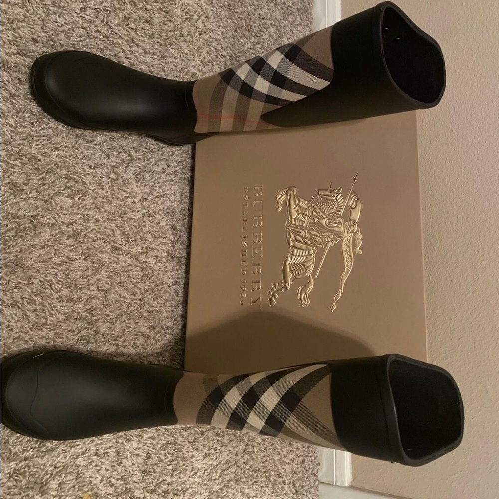 NIB BURBERRY Simeon Check Waterproof Rain Boots SZ 6.

1” heel

Pull-on - Picture 9 of 14